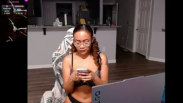 Snapshot of RylHoneyy chatting on 06/14/26, 02:46 RylHoneyy online show from 06/14/26, 02:46