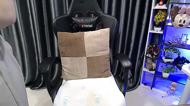 Yuki-yio online show from 10/06/25, 01:47