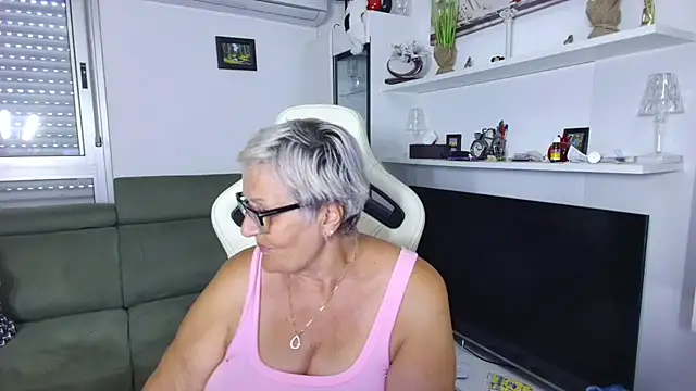 Snapshot of Selenna57 chatting on 06/17/26, 11:45 Selenna57 online show from 06/17/26, 11:45