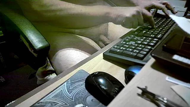 Snapshot of dirtyharry2022 chatting on 03/11/25, 12:44 dirtyharry2022 online show from 03/11/25, 12:44