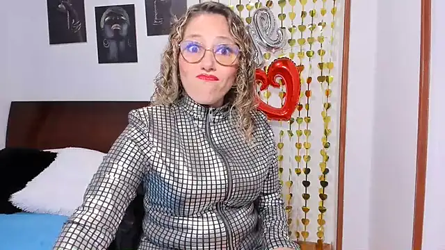 taylorhot70 online show from 07/18/26, 04:05