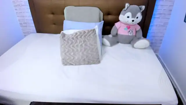 olivia love  online show from 02/05/25, 10:22