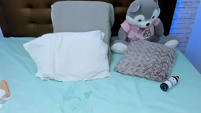 olivia love  online show from 02/11/25, 12:28