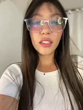 Snapshot of MiaJones21 chatting on 01/07/25, 11:24 MiaJones21 online show from 01/07/25, 11:24