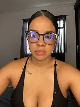 Snapshot of trianawhite chatting on 06/18/26, 03:38 trianawhite online show from 06/18/26, 03:38