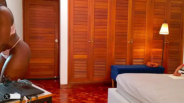 Snapshot of lissetlong69 chatting on 12/13/25, 11:43 lissetlong69 online show from 12/13/25, 11:43