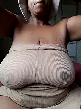 Snapshot of winterqueenx chatting on 11/16/25, 12:44 winterqueenx online show from 11/16/25, 12:44