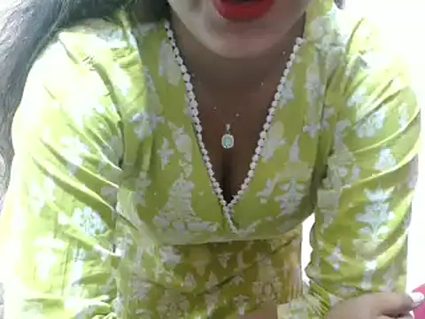 LovingPihu online show from 02/06/25, 08:39