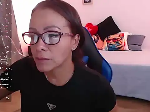 Snapshot of emmily_castro chatting on 09/15/25, 02:17 emmily castro online show from 09/15/25, 02:17