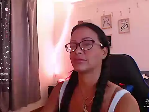 Snapshot of emmily_castro chatting on 10/06/25, 01:08 emmily castro online show from 10/06/25, 01:08