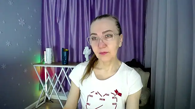 Snapshot of queen_a_n_i chatting on 02/11/25, 08:05 queen a n i online show from 02/11/25, 08:05