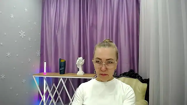 Snapshot of queen_a_n_i chatting on 09/19/25, 09:00 queen a n i online show from 09/19/25, 09:00