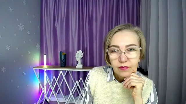 Snapshot of queen_a_n_i chatting on 10/10/25, 06:45 queen a n i online show from 10/10/25, 06:45