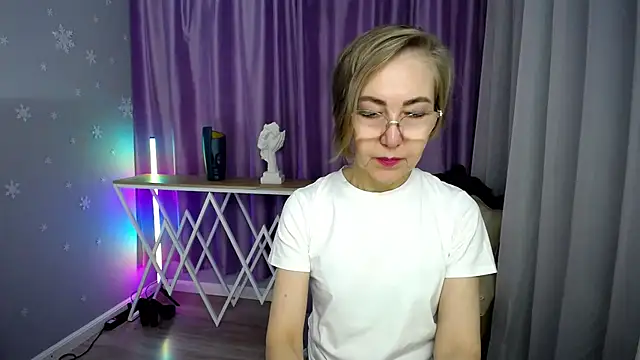 Snapshot of queen_a_n_i chatting on 10/17/25, 07:22 queen a n i online show from 10/17/25, 07:22