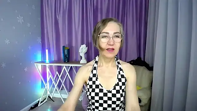 Snapshot of queen_a_n_i chatting on 10/31/25, 01:45 queen a n i online show from 10/31/25, 01:45