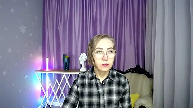 Snapshot of queen_a_n_i chatting on 11/28/25, 09:45 queen a n i online show from 11/28/25, 09:45