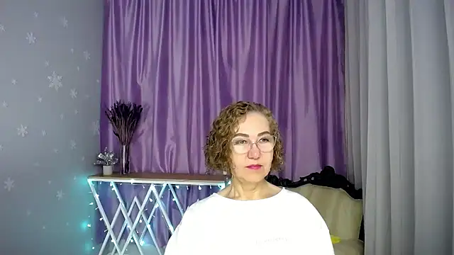 Snapshot of queen_a_n_i chatting on 06/14/26, 04:36 queen a n i online show from 06/14/26, 04:36
