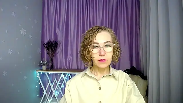 Snapshot of queen_a_n_i chatting on 06/15/26, 04:58 queen a n i online show from 06/15/26, 04:58