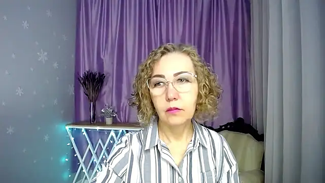 Snapshot of queen_a_n_i chatting on 06/25/26, 08:08 queen a n i online show from 06/25/26, 08:08