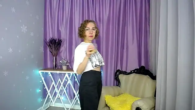 Snapshot of queen_a_n_i chatting on 06/28/26, 08:20 queen a n i online show from 06/28/26, 08:20