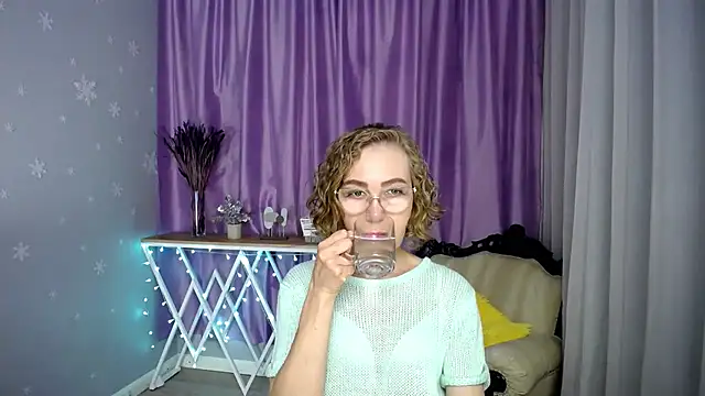 Snapshot of queen_a_n_i chatting on 07/11/26, 05:54 queen a n i online show from 07/11/26, 05:54