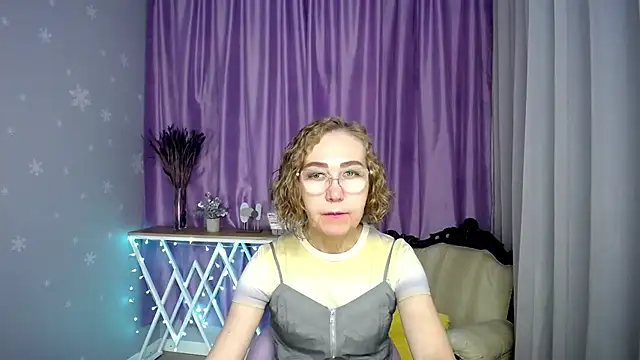 Snapshot of queen_a_n_i chatting on 07/12/26, 08:27 queen a n i online show from 07/12/26, 08:27