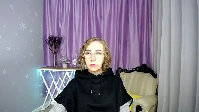 Snapshot of queen_a_n_i chatting on 07/18/26, 08:18 queen a n i online show from 07/18/26, 08:18