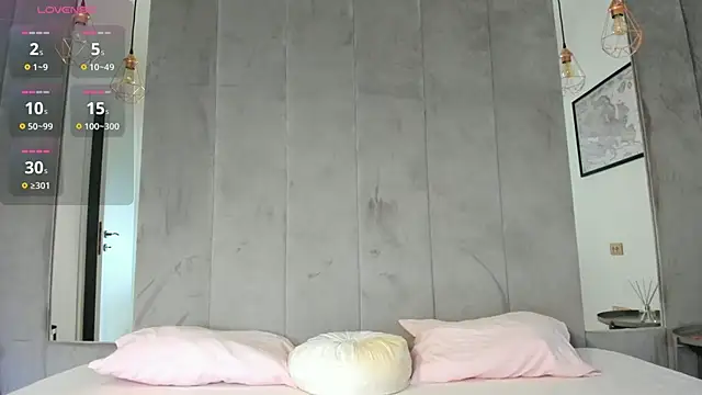 Snapshot of Naila18 chatting on 09/11/25, 06:02 Naila18 online show from 09/11/25, 06:02