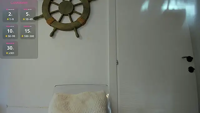 Snapshot of Naila18 chatting on 09/19/25, 06:48 Naila18 online show from 09/19/25, 06:48