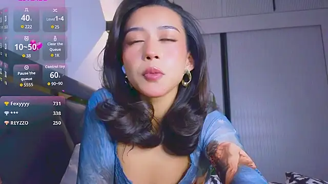 Snapshot of Mia_Tin chatting on 10/31/25, 08:43 Mia Tin online show from 10/31/25, 08:43