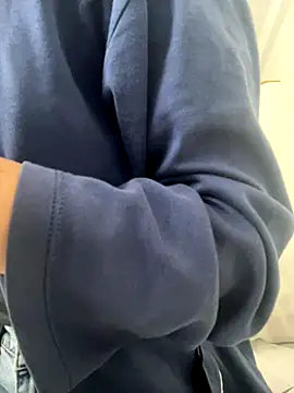 Snapshot of DulceMya6 chatting on 12/21/25, 01:40 DulceMya6 online show from 12/21/25, 01:40