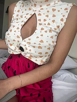 Snapshot of DulceMya6 chatting on 01/15/26, 04:00 DulceMya6 online show from 01/15/26, 04:00