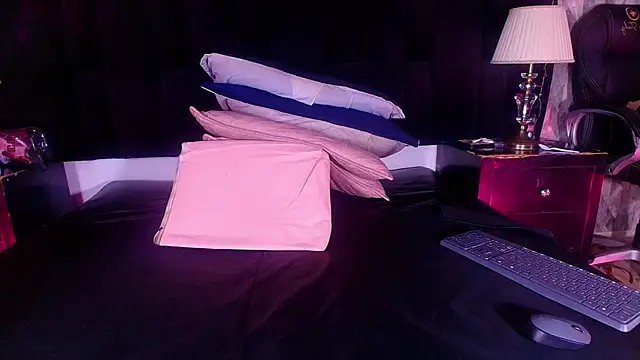 Snapshot of shelsyloreds chatting on 11/06/25, 11:55 shelsyloreds online show from 11/06/25, 11:55