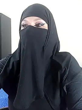 Snapshot of evelyn__salah chatting on 07/18/26, 02:38 evelyn salah online show from 07/18/26, 02:38