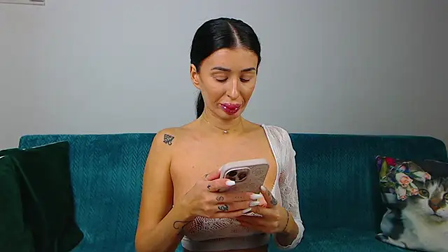 SaraDaisy online show from 10/11/25, 05:00