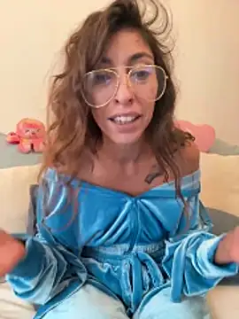 Snapshot of amanilouve chatting on 10/15/25, 12:49 amanilouve online show from 10/15/25, 12:49