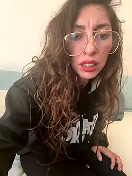 Snapshot of amanilouve chatting on 10/16/25, 11:22 amanilouve online show from 10/16/25, 11:22