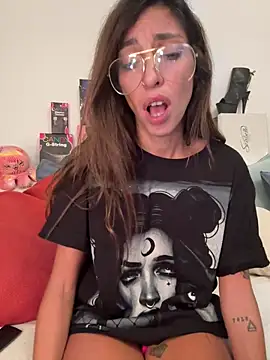 Snapshot of amanilouve chatting on 10/19/25, 08:53 amanilouve online show from 10/19/25, 08:53