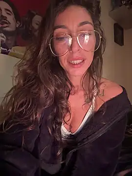 Snapshot of amanilouve chatting on 11/08/25, 06:18 amanilouve online show from 11/08/25, 06:18