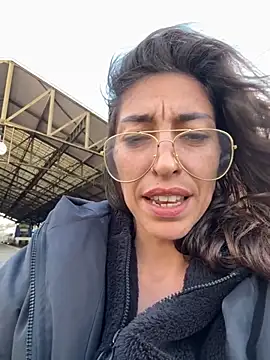 Snapshot of amanilouve chatting on 11/12/25, 03:23 amanilouve online show from 11/12/25, 03:23