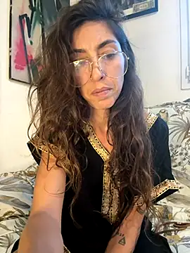 Snapshot of amanilouve chatting on 11/25/25, 04:18 amanilouve online show from 11/25/25, 04:18