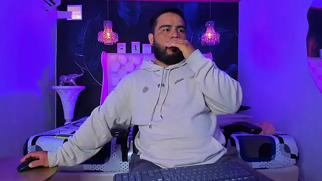 Snapshot of MichaelBear_ chatting on 10/04/25, 01:42 MichaelBear online show from 10/04/25, 01:42