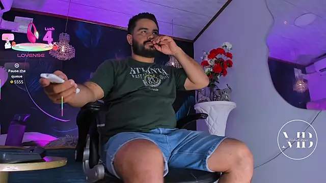 Snapshot of MichaelBear_ chatting on 10/23/25, 01:43 MichaelBear online show from 10/23/25, 01:43