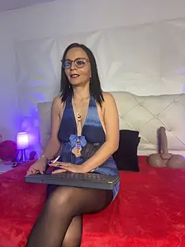 Snapshot of Miss_ellien chatting on 07/06/26, 01:30 Miss ellien online show from 07/06/26, 01:30