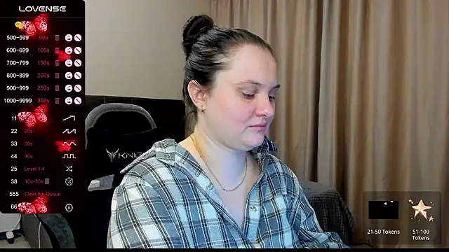 Snapshot of AlanaBrox chatting on 11/17/25, 11:43 AlanaBrox online show from 11/17/25, 11:43