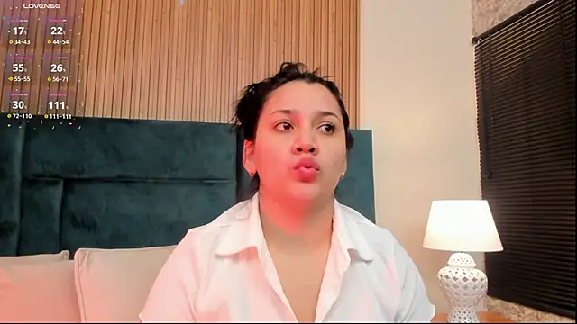 Snapshot of Kareena_chopra chatting on 07/17/26, 12:45 Kareena chopra online show from 07/17/26, 12:45