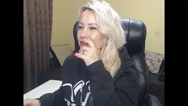 Snapshot of KandyHellenx chatting on 01/13/26, 06:08 KandyHellenx online show from 01/13/26, 06:08