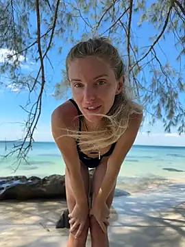 Snapshot of neighbours_love chatting on 01/16/25, 06:35 neighbours love online show from 01/16/25, 06:35