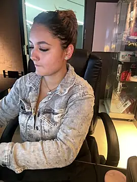 Emiily W online show from 12/14/25, 04:01