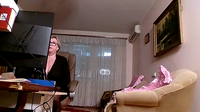 Snapshot of Kallliina chatting on 10/13/25, 06:02 Kallliina online show from 10/13/25, 06:02